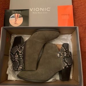 BRAND NEW Vionic Suede Snake Print Water Resistant Women's Boots, Olive. Size 7